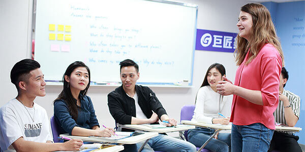 情境式英文會話課程，根據學員程度分為雙語式教學、全英文教學
