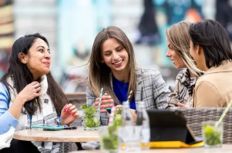 英文會話課程推薦，巨匠美語獨家情境式教學，6種等級讓您依據程度挑選，有效提升英文會話能力