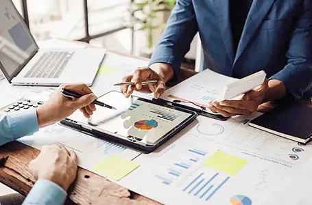 巨匠商用英文課程，從大量範例中學習Email等架構，報價、下訂單、邀請及職場禮儀，讓你在商業環境中說