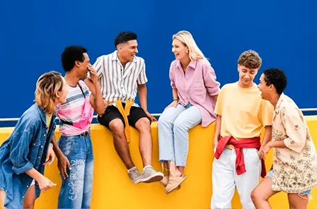 英文口說課程推薦，課堂上含跨文化、跨議題等多元討論主題，分組練習訓練用英語達到溝通、合作，活潑課程讓