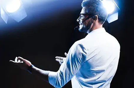 TED Talks課程，運用最夯的TED演講，課堂中的議題討論，整體訓練聽力和口說，工作提案、日常閒