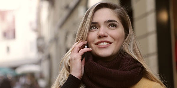 基礎聽力養成課程特色-以日常生活中的多樣化題材：如電話留言、廣告簡介、導覽、廣播、新聞報導等，進行相關主題的聽力練習。