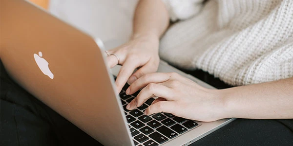 基礎聽力養成課程特色-多樣題型之理解養成：以多樣化題型做聽力理解的養成，並整理歸納對話裡的實用句型或相關表達。