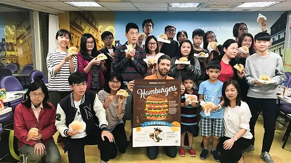 巨匠美語ECAM情境教學活動的課程設計結合當下流行話題，現在學馬上就能用