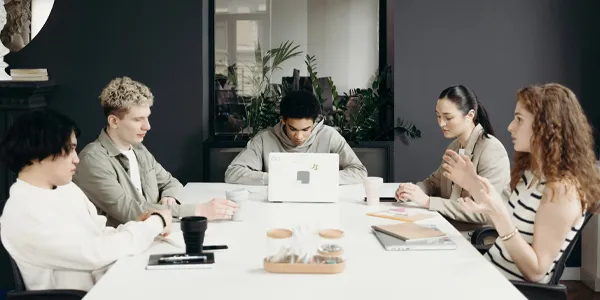 開口溜英文會話課程特色-學習社群交流：課堂打破傳統教師單向講授，高比例時間進行主題式分組討論。學員在相互拋接球的對話中，相互激發靈感、學習成長。